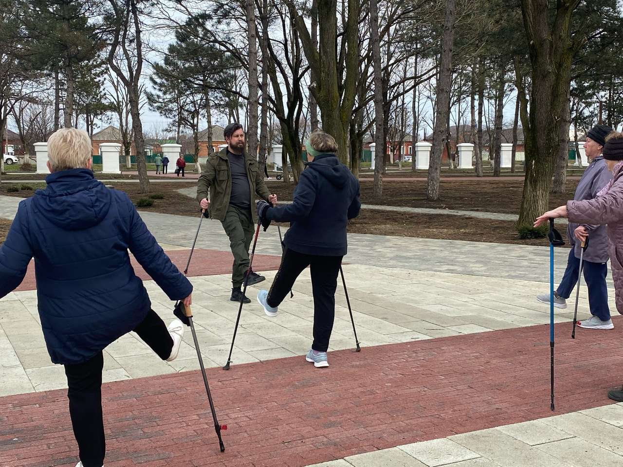 В Армавире в рамках президентского гранта начались занятия по скандинавской  ходьбе