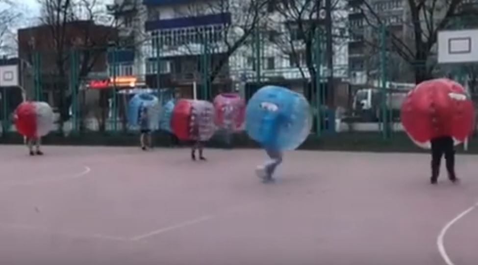 В Армавире жители играют на улицах в бампербол 