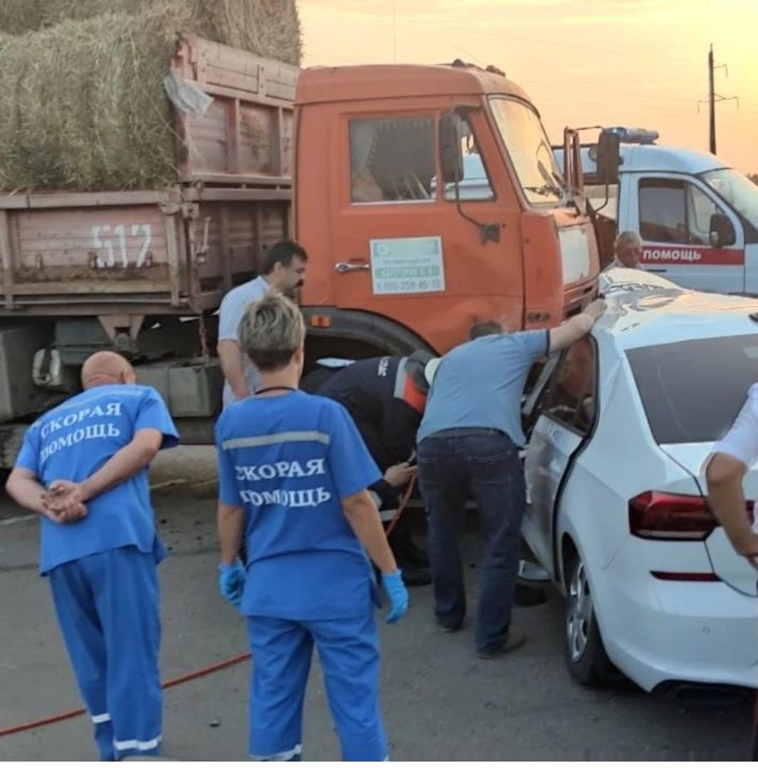 Человека зажало в салоне легковушки при ДТП на автодороге Армавир - Отрадная