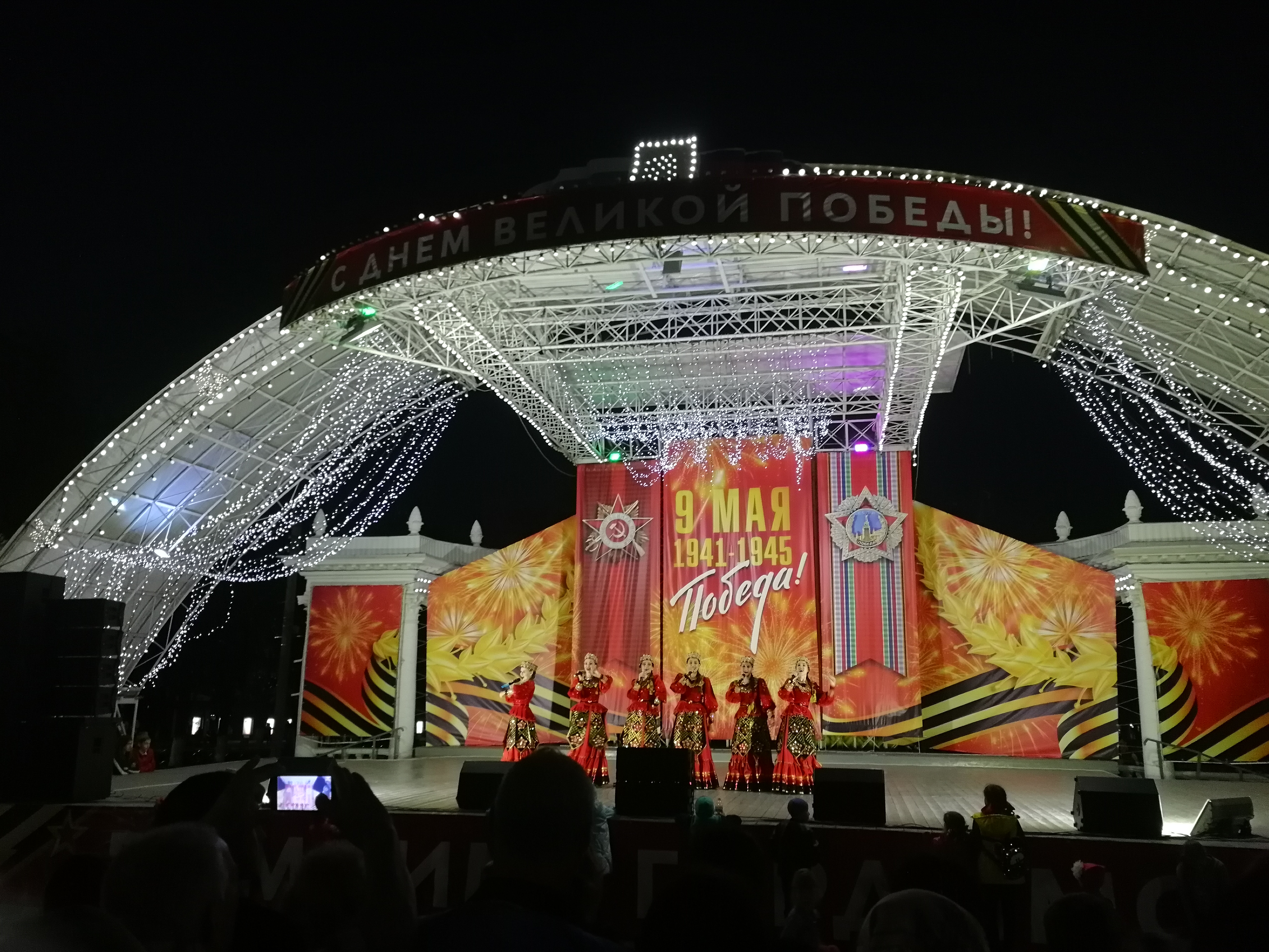 Артисты Краснодарской филармонии им. Пономаренко выступили в Армавире в День Победы