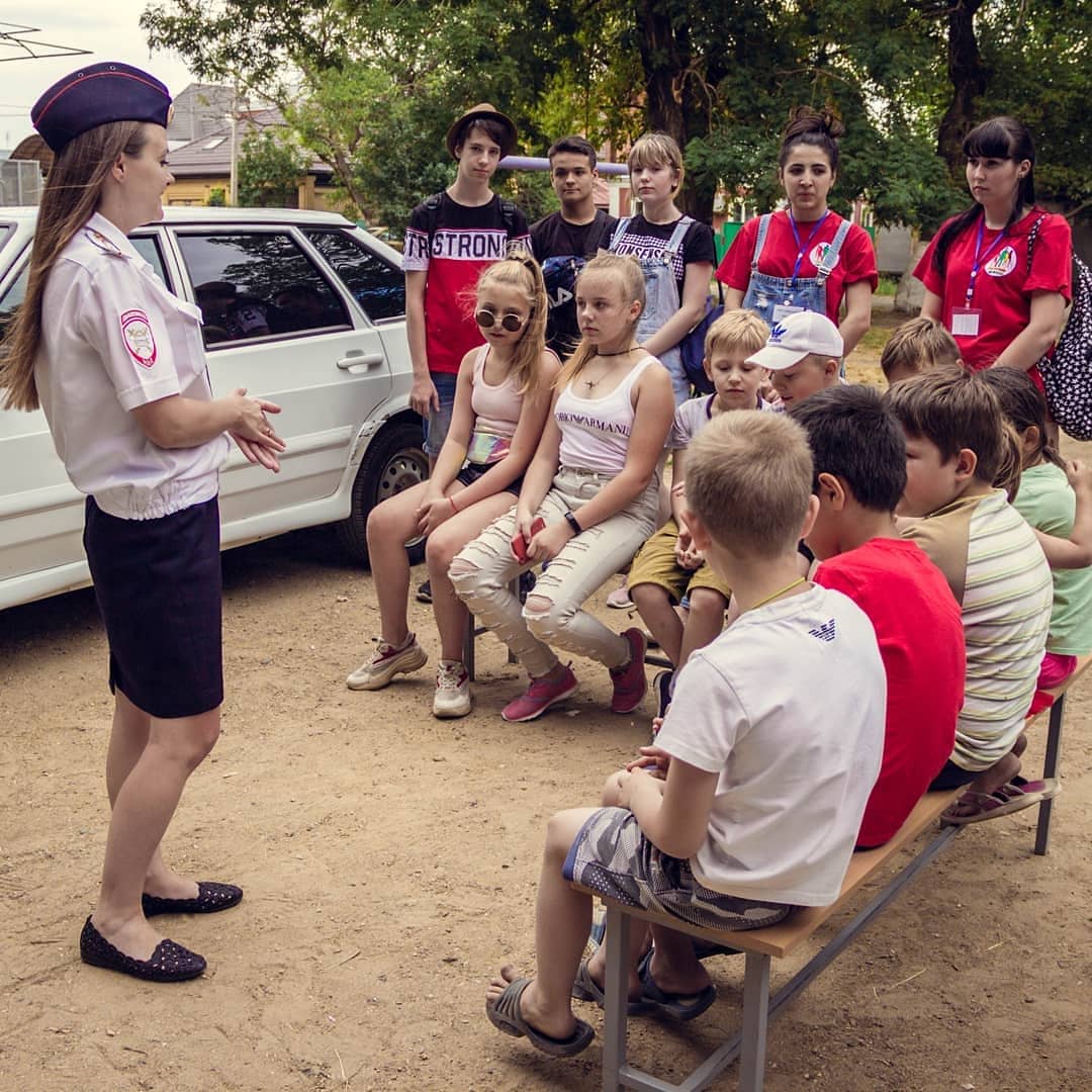 Армавирские госавтоинспекторы проводят беседы с детьми на летних площадках