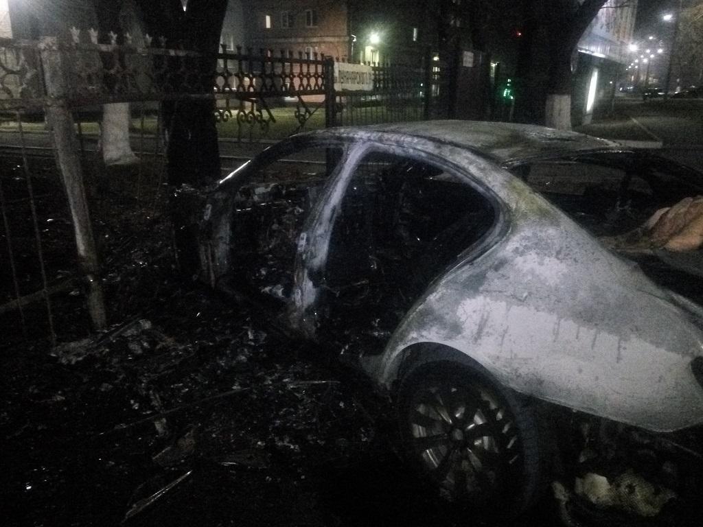 В Армавире 23-летний лихач на BMW врезался в забор и загорелся 