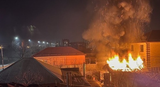 В Армавире шесть огнеборцев тушили загоревшийся гараж 