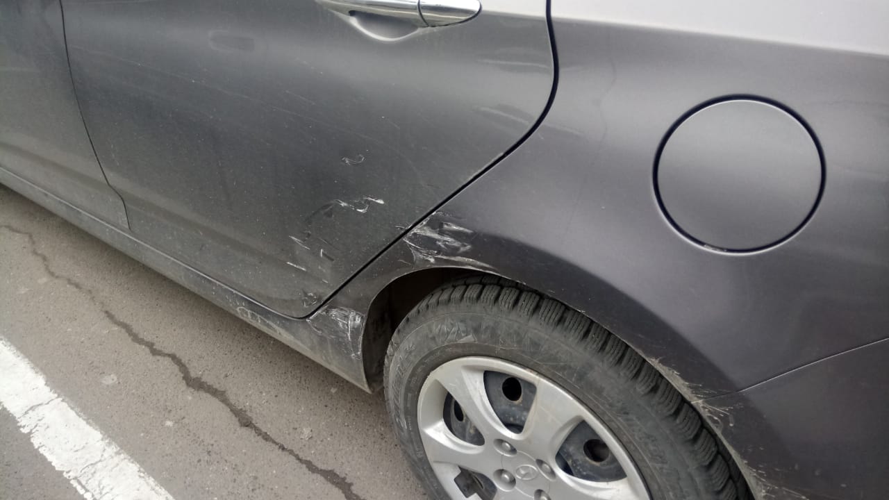 В Армавире на парковке ТРЦ «Красная площадь» водитель задел авто и скрылся 