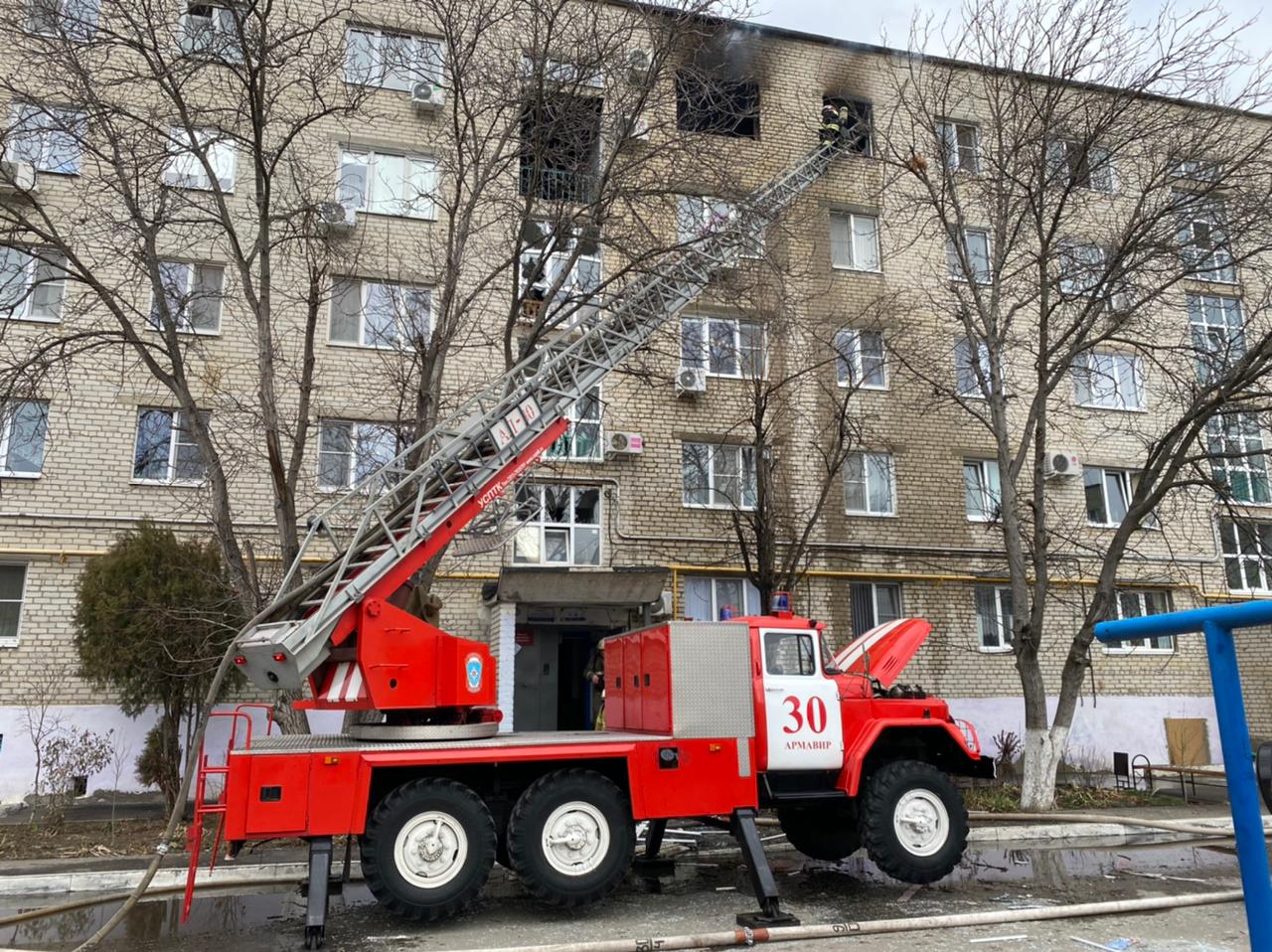 В Армавире 170 человек эвакуированы во время пожара в многоквартирном доме