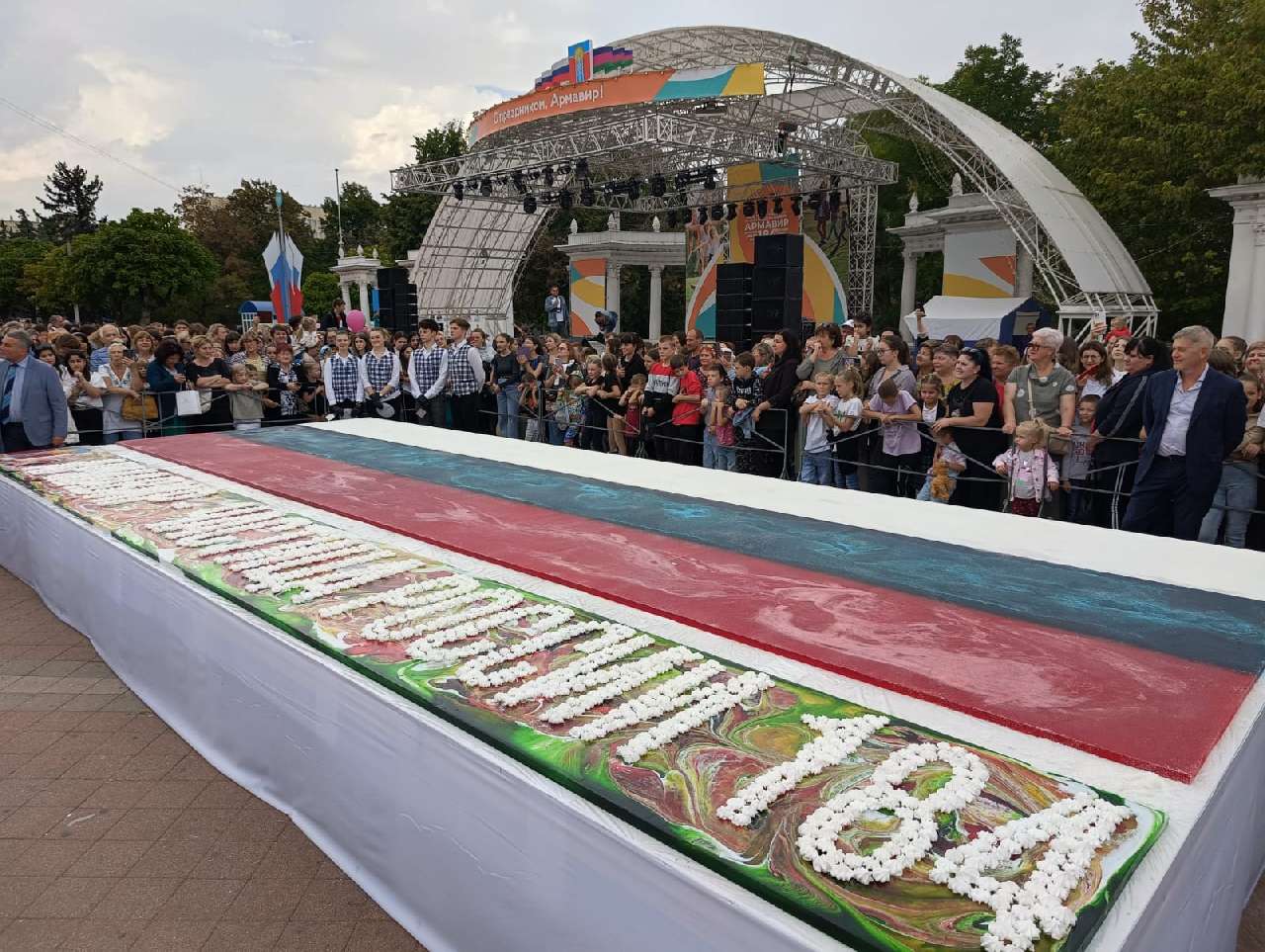 В Армавире создали самый большой национальный флаг из тонны мармелада