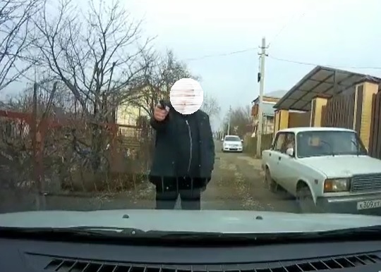 Мужчина с пистолетом пытался расстрелять авто на Каспаровских дачах в Армавире
