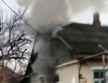В Новокубанске 9 огнеборцев тушили пожар в доме 