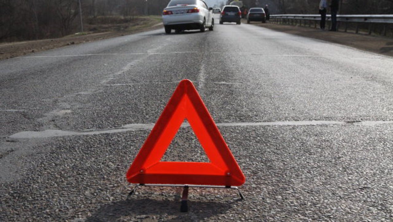 В Новокубанском районе водитель нарушил правила и стал причиной столкновения трех авто 
