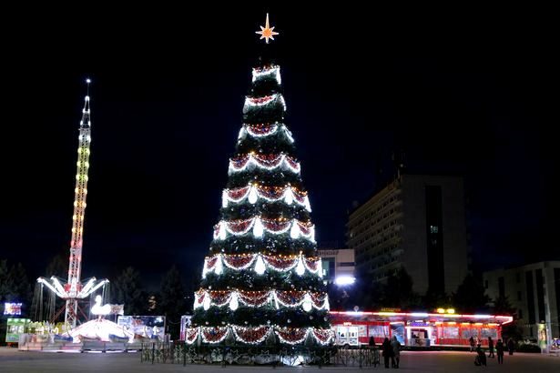 В Армавире установили более 10 новогодних елок и множество композиций