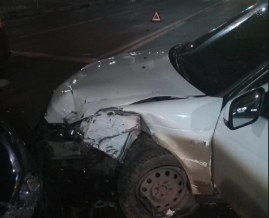 Два человека пострадали при столкновении трех машин на центральной улице Армавира 