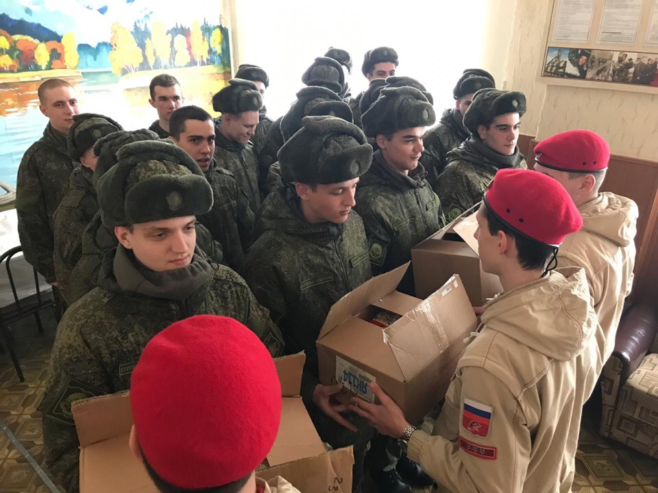 Юнармейцы вручили подарки и письма солдатам от студентов и школьников Армавира