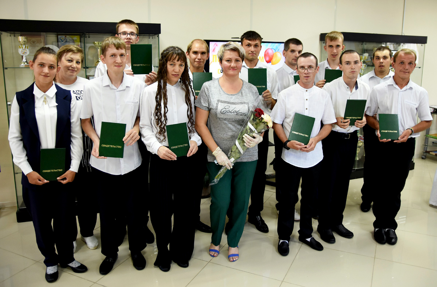 В Армавирском индустриальном техникуме для инвалидов 13 человек получили дипломы садовников 