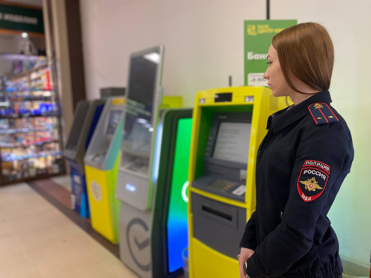 В Армавире полицейские дежурят у банкоматов для защиты граждан от мошенников