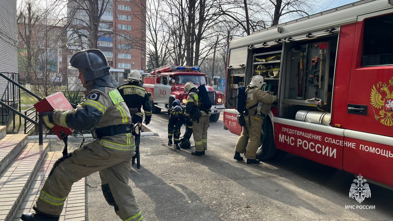 Пожар на 6 этаже: в Армавире в учениях МЧС приняли участие более 40 человек  и 12 единиц техники