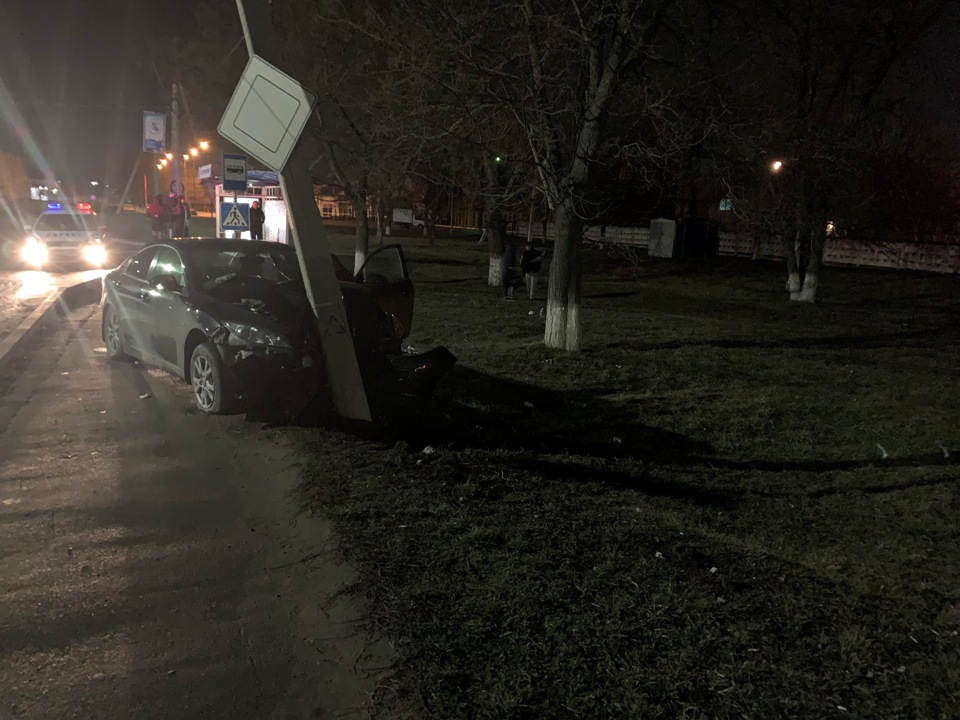 Иномарка врезалась в столб на улице Каспарова в Армавире 