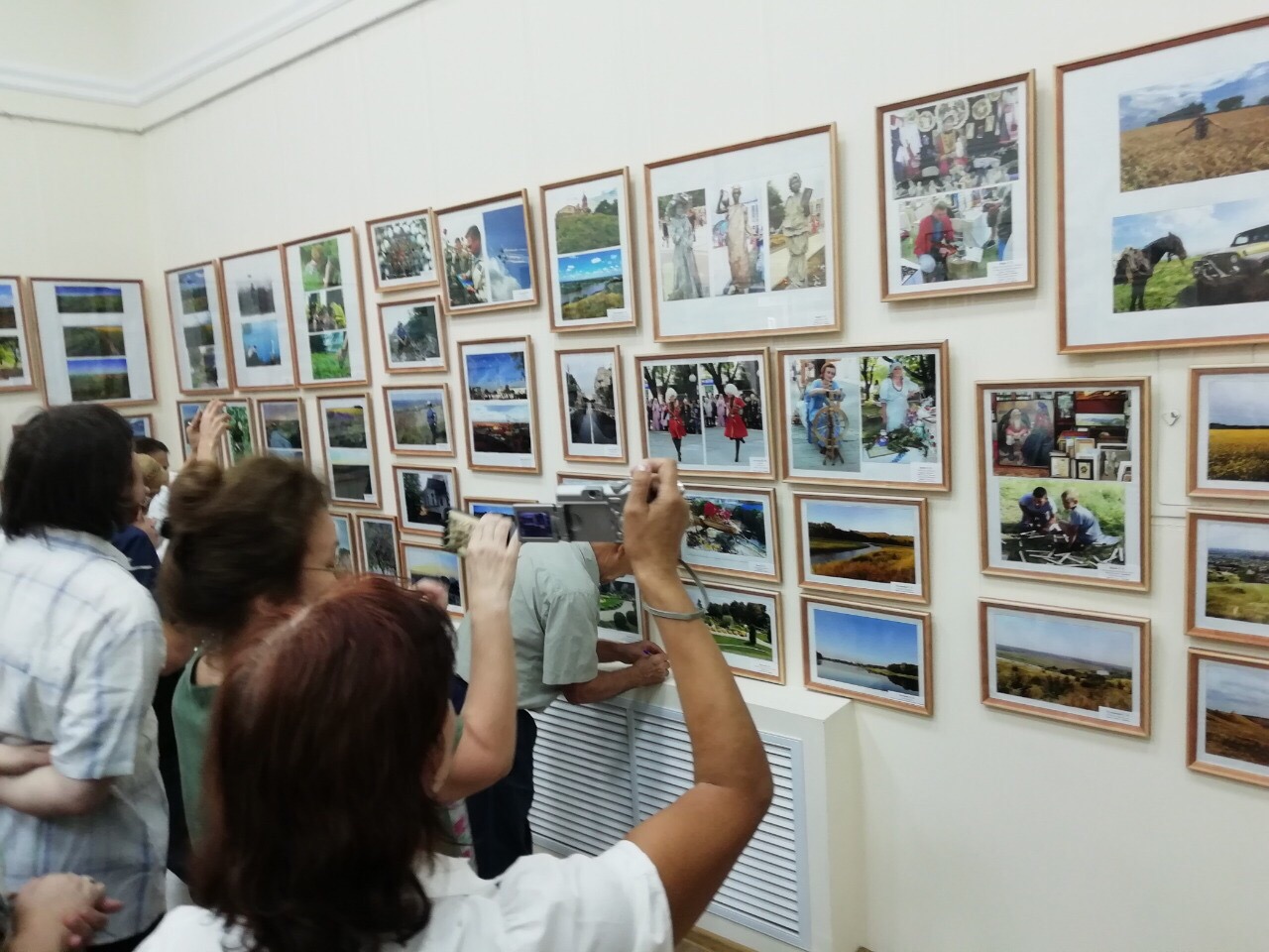 Фотовыставка «Знай и люби свою малую родину» начала работу в выставочном  зале Дома Дангулова