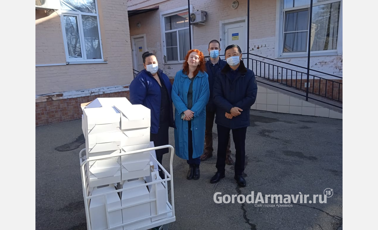 Депутат Думы Армавира передал подарки для детей сотрудников ковидного госпиталя 