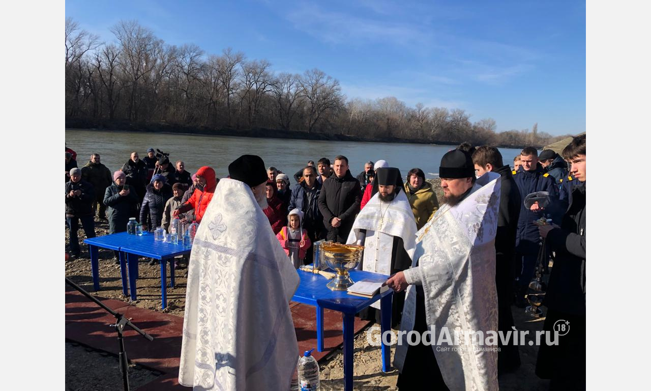 Верующие Армавира окунулись в реку Кубань в честь Крещения Господня