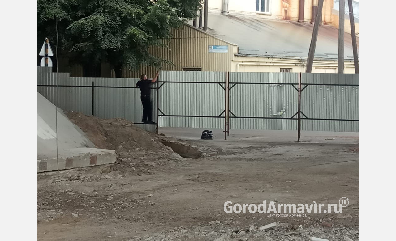 Жители Армавира «штурмуют» закрытую территорию стройки под Ефремовским путепроводом