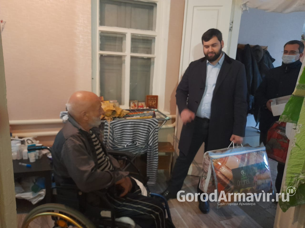 В Армавире депутат посетил кризисный центр для малоимущих людей 