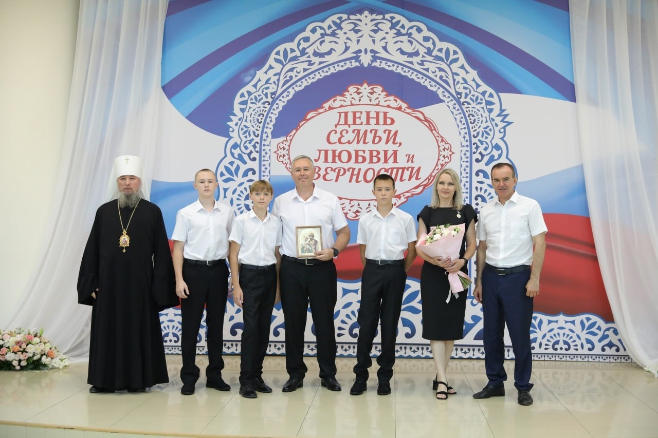 Губернатор вручил медаль «Родительская доблесть» и 3 млн руб семье Куницыных из Армавира 