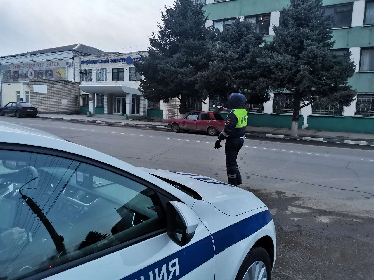 На ФАД «Кавказ» под Армавиром неизвестный лихач врезался в автогрейдер и скрылся 