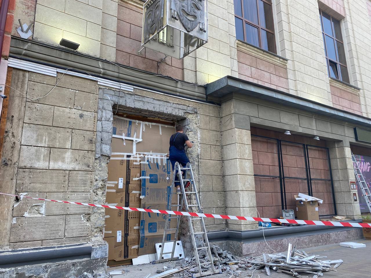 Рабочие начали ремонт фасада Армавирского театра драмы и комедии 