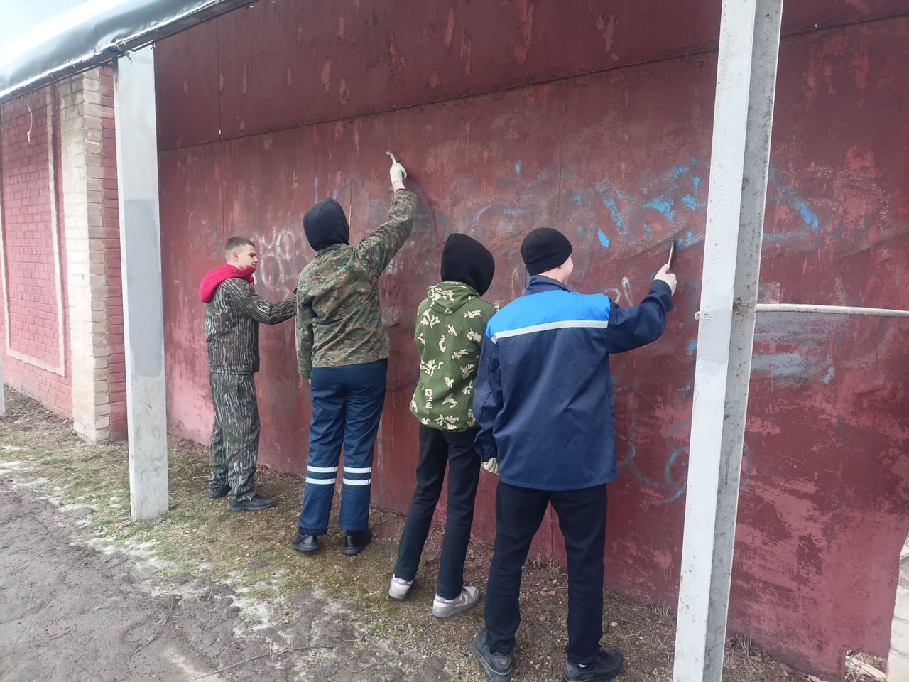 В Армавире волонтёры закрасили рисунки и надписи наркотического характера на заборах 