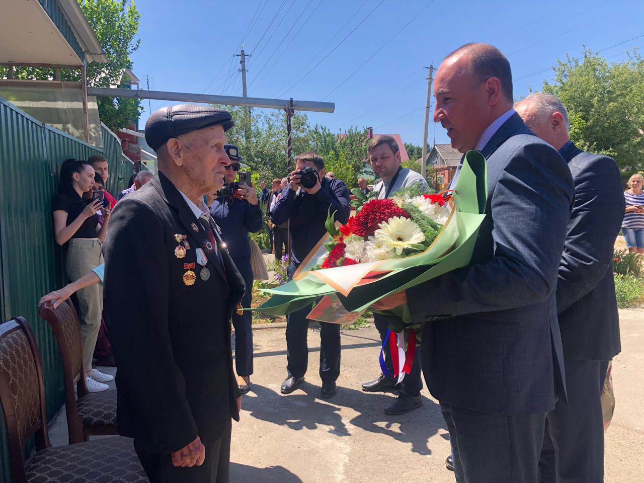 Власти Армавира поздравили ветерана Григория Бреусова с 79-й годовщиной Победы