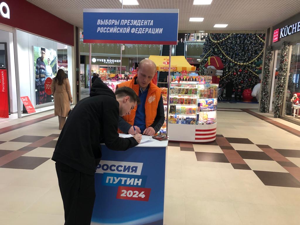 В Армавире продолжает работу пункт сбора подписей в поддержку Путина на выборах президента
