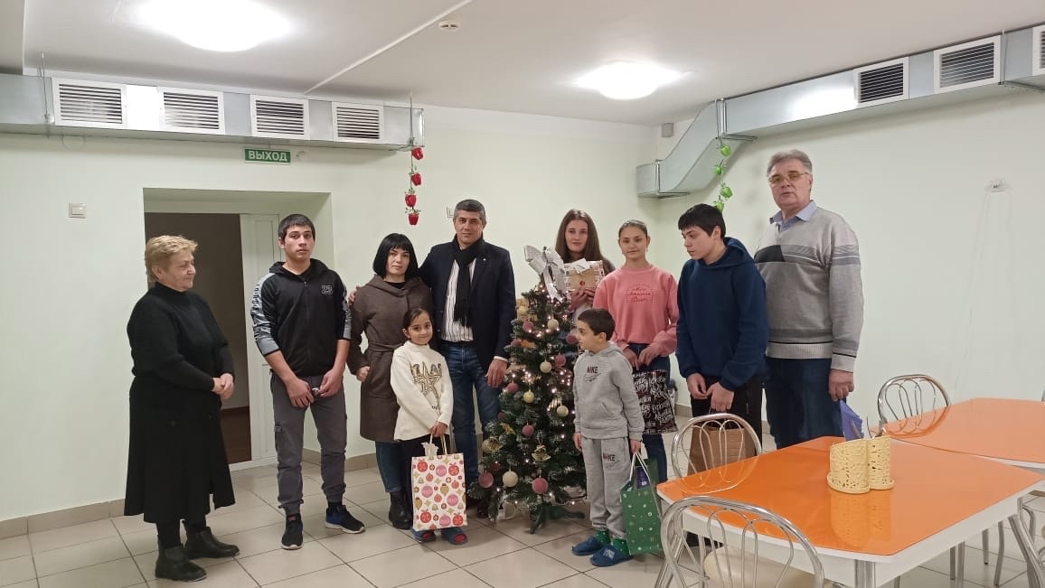 Студенты АГПУ передали 13 подарков для воспитанников Лениногорского детского дома