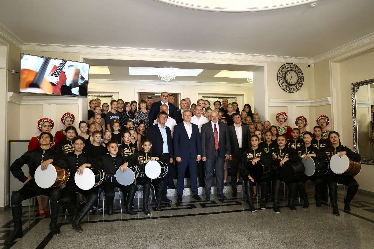 Вице-губернатор Игорь Чагаев посетил Детскую школу искусств Армавира