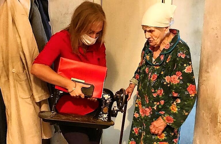 Жительница Армавира передала в фонды краеведческого музея швейную машинку фирмы 