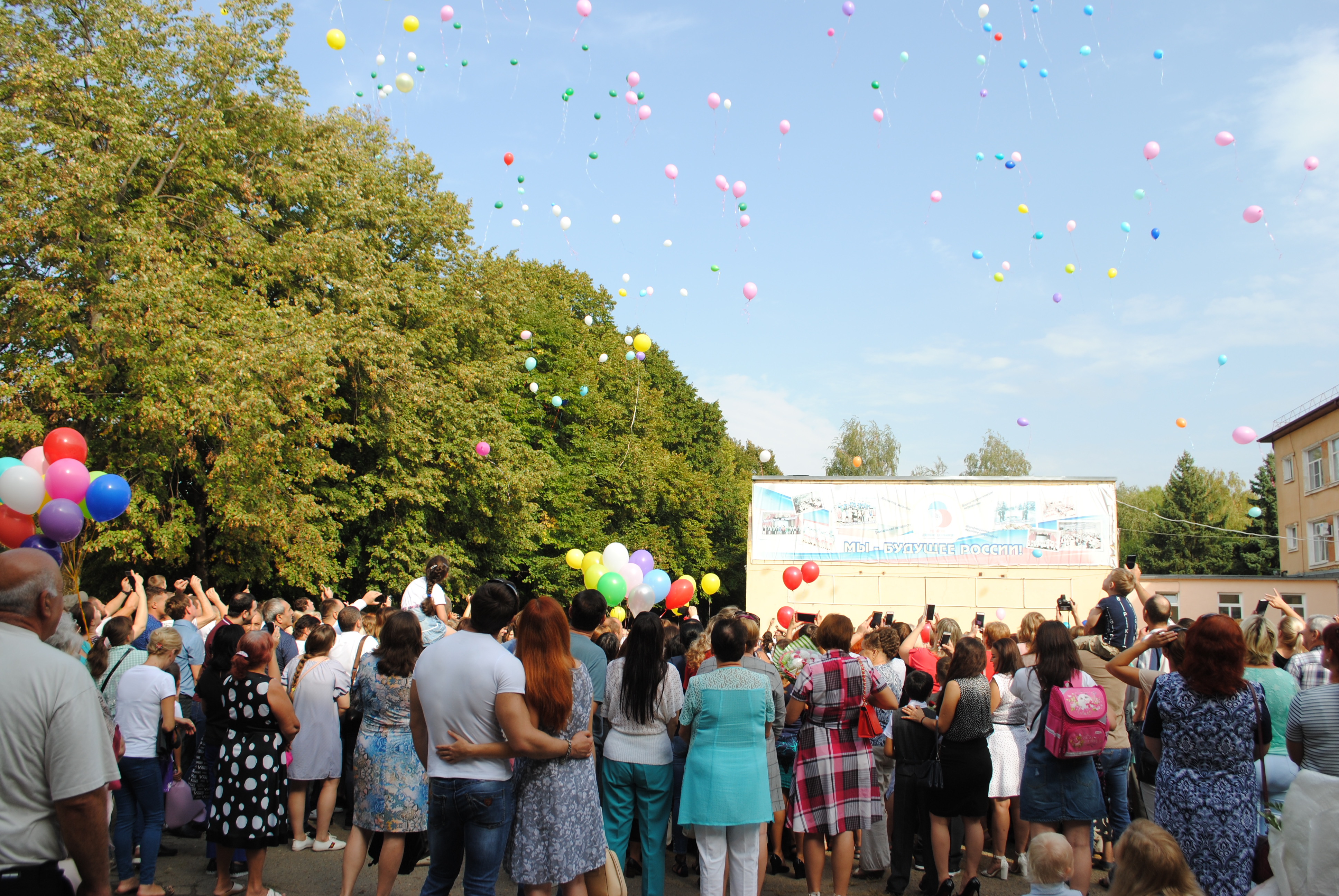 Трое армавир. Новокубанск школа 1. Армавир 01.06.2021. Фотограф Армавир 1 сентября. Фотографии 1 сентября Армавир.