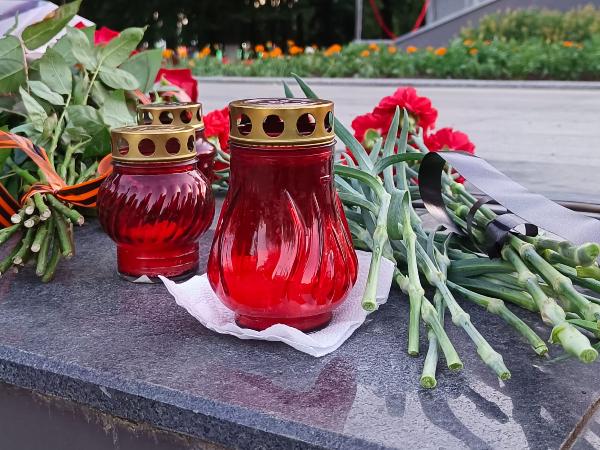 В Армавире в 4 утра в День памяти и скорби более 300 горожан зажгли лампады и свечи