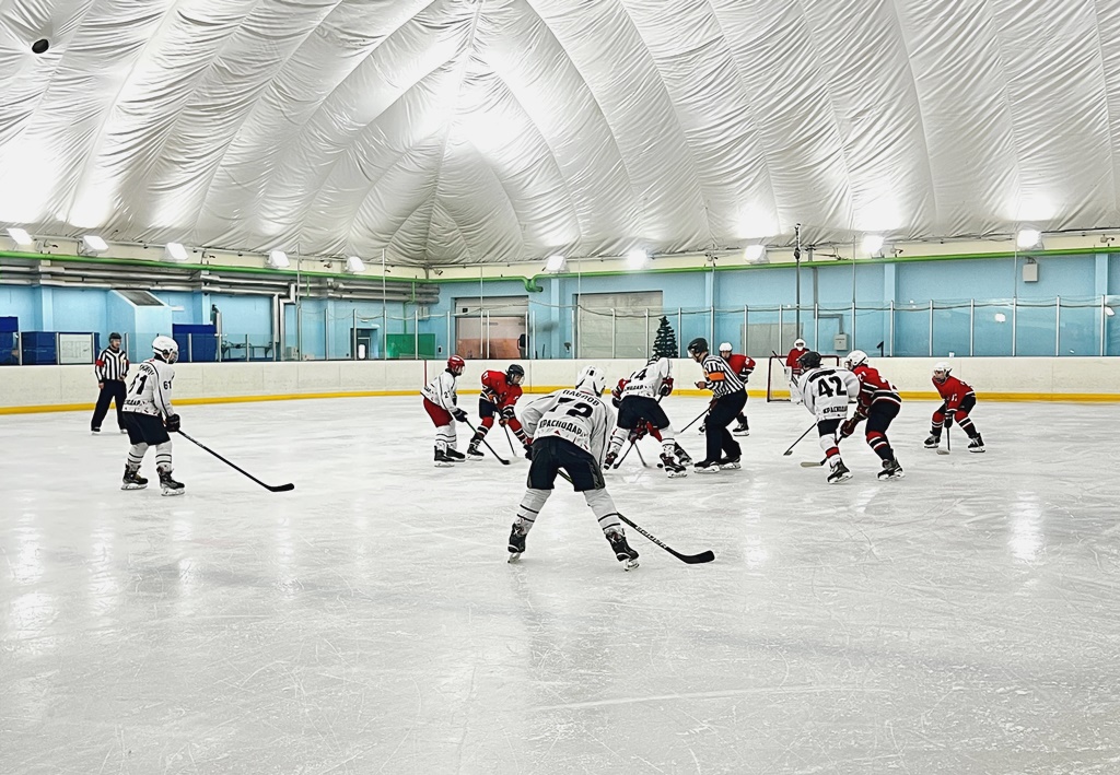 В Армавире 10 команд борются за выход в финал Первенства Краснодарского края по хоккею