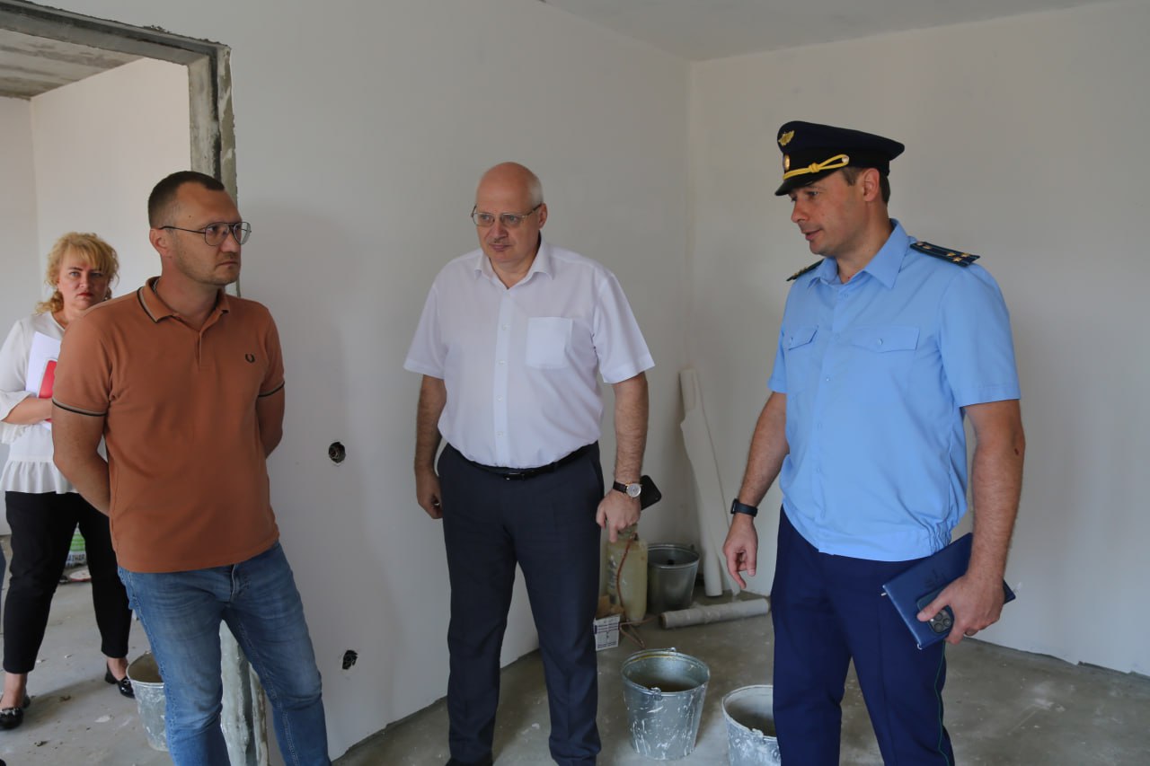 В Армавире прокурор и мэр проинспектировали строительство дома для детей – сирот 