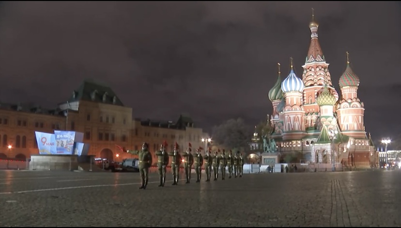 Два казака из Армавира приняли участие в ночной репетиции парада Победы 