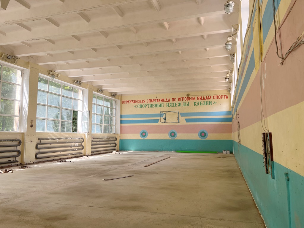 В Армавире капитально ремонтируют спортзал и пищеблок школы №4