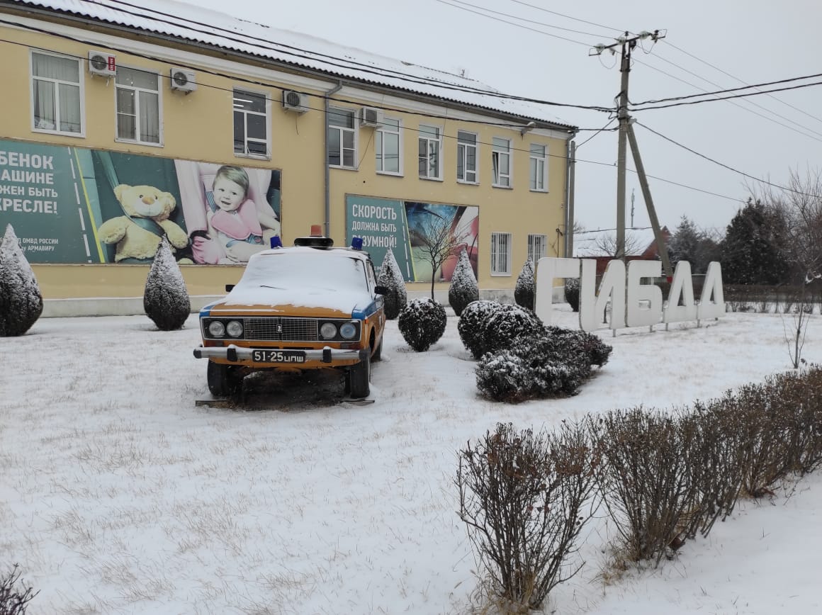 Из-за снегопада и гололеда автоинспекция Армавира просит водителей быть внимательными
