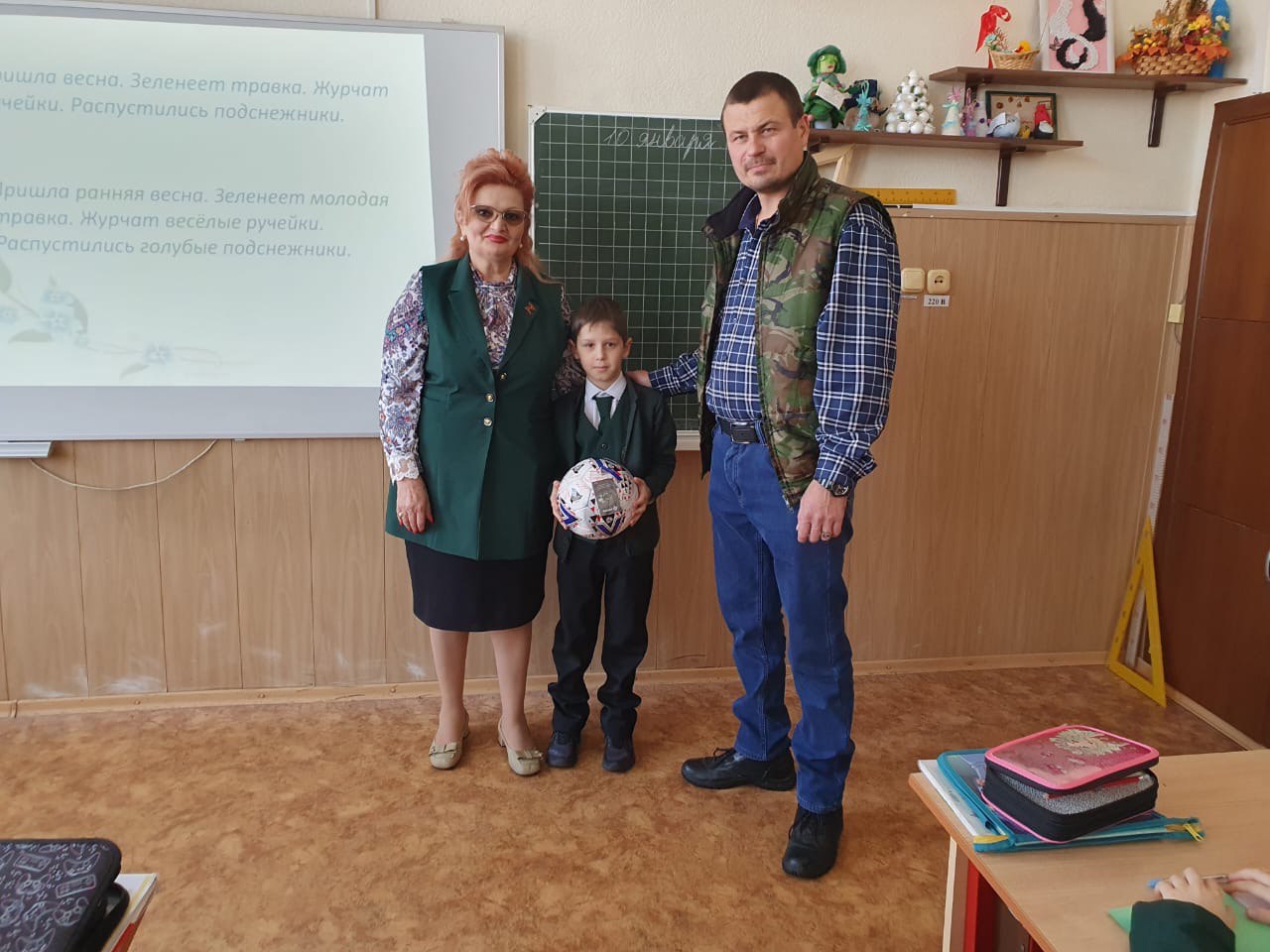 В Армавире ученик 2 класса лицея № 11 Матвей Сизых получил футбольный мяч от бойцов СВО