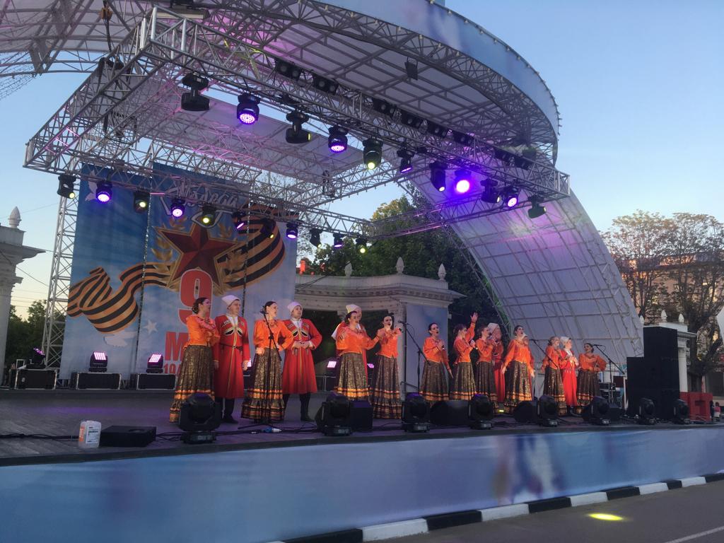 В Армавире в честь 77-ой годовщины Победы выступил ансамбль «Кубанская казачья вольница»
