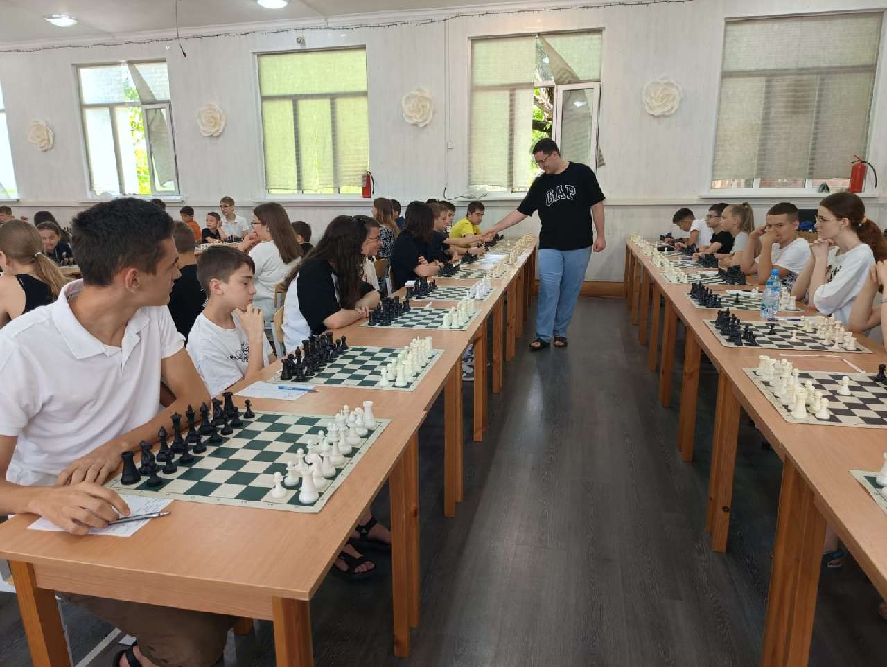 Около 100 спортсменов приняли участие в сеансе одновременной игры в честь Дня шахмат в Армавире 