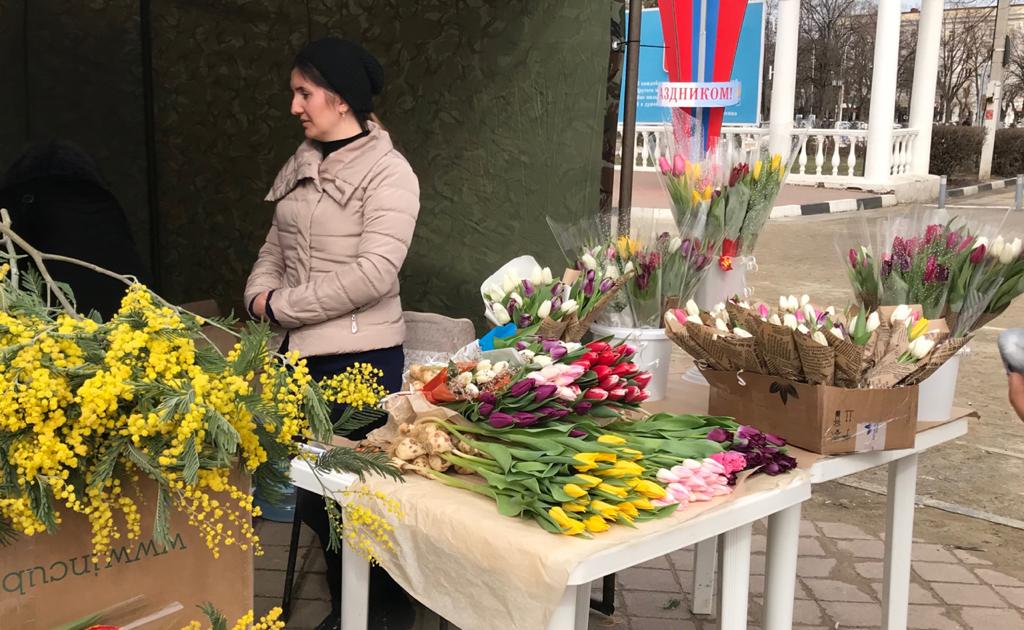 В Армавире цена тюльпана  варьируется от 40 до 70 рублей за цветок