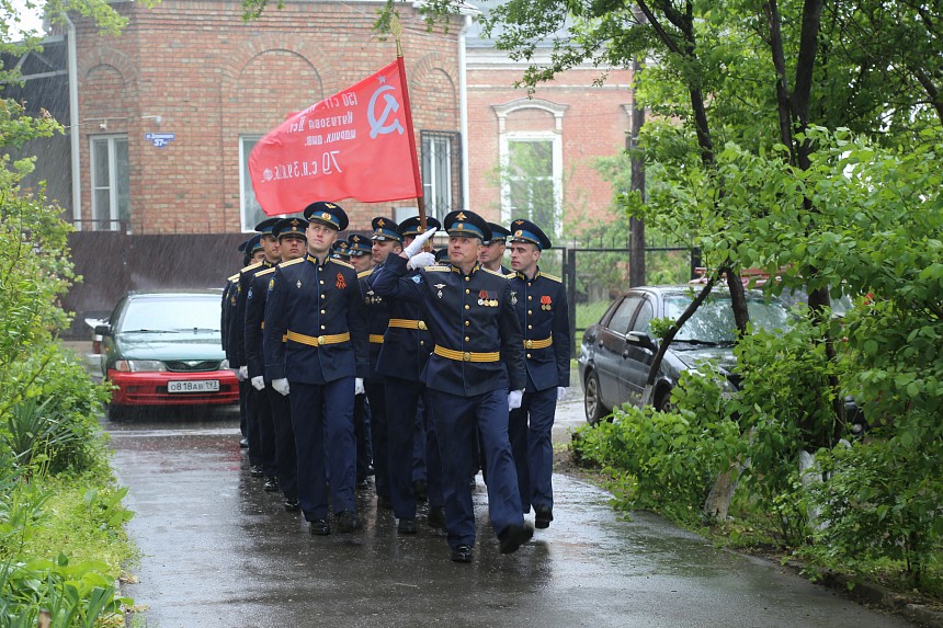 В Армавире 9 мая прошел парад у дома ветерана Владилена Николаевича Туницкого