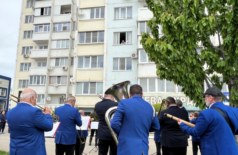 В Армавире ветерана Марию Бабикову чествовали парадом у дома 