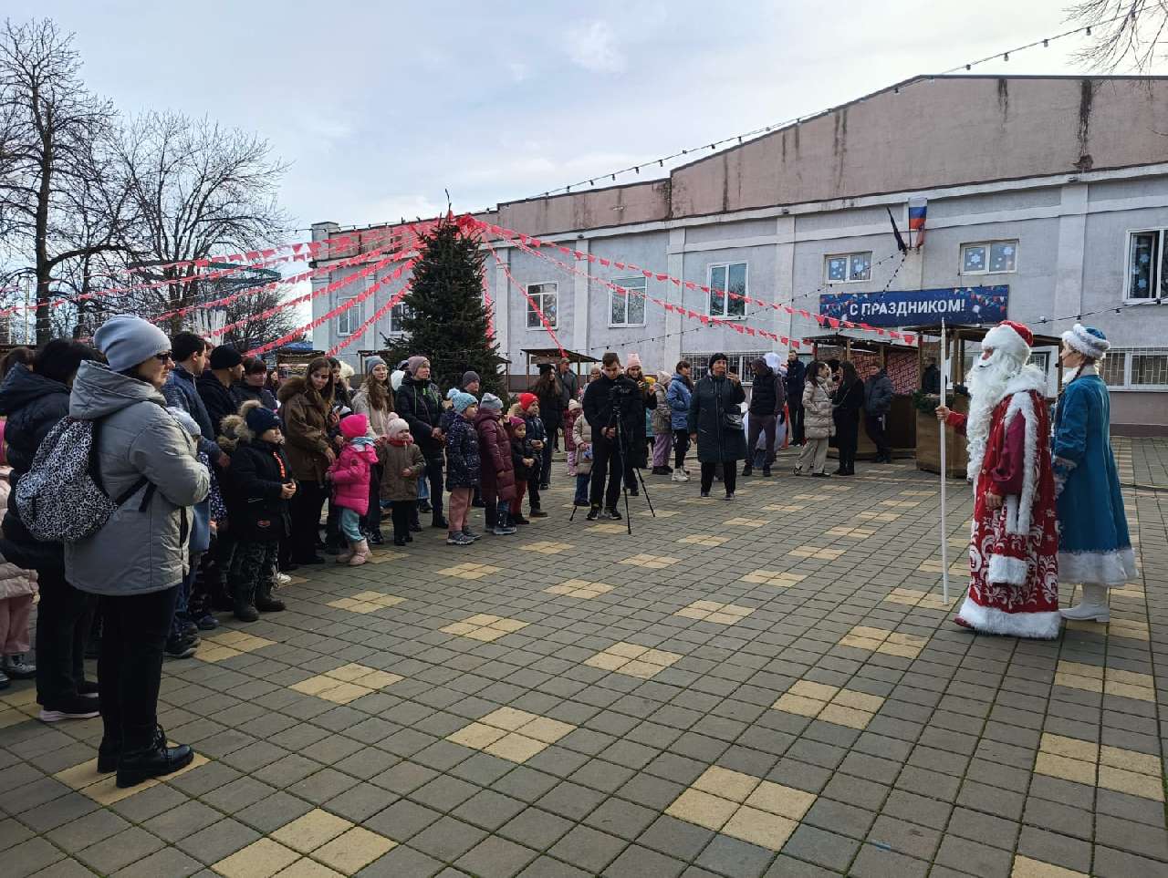 В Городском парке Армавира прошла развлекательная программа «Новый год шагает по планете»