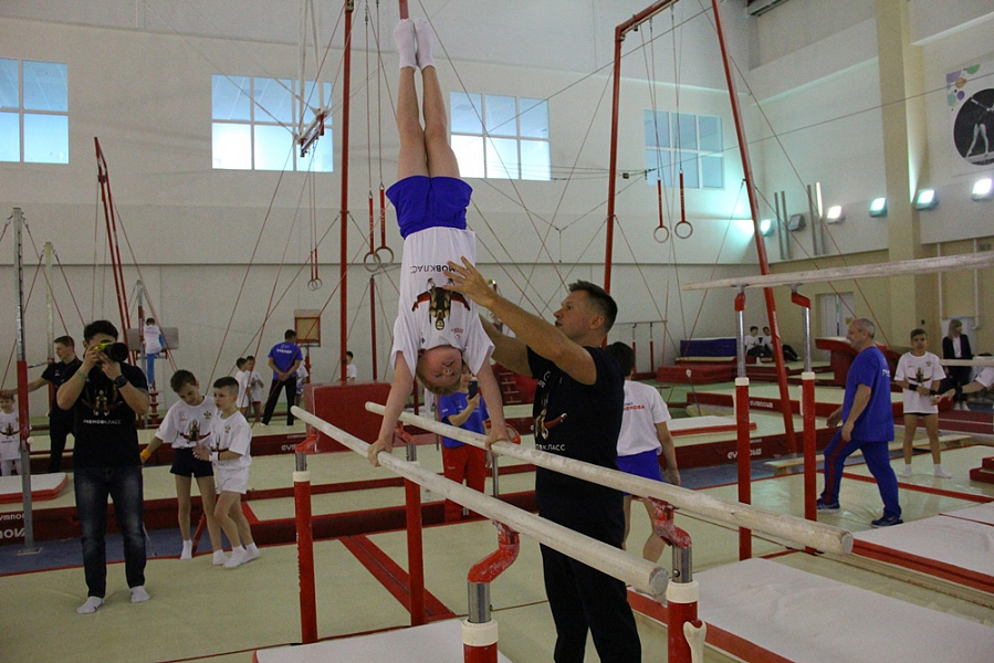 Гимнасты из Армавира стали участниками мастер-класса олимпийского чемпиона Алексея Немова