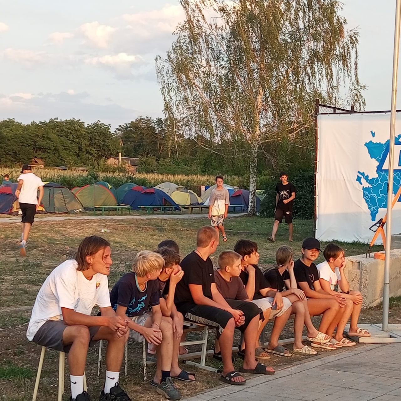 В Армавире на базе школы № 21 в хуторе Первомайском работает палаточный лагерь для ребят 